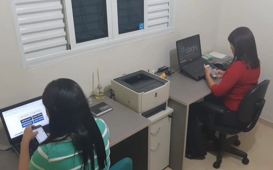 Pequeno escritório em casa onde a Co.Crie foi criada, em 2019